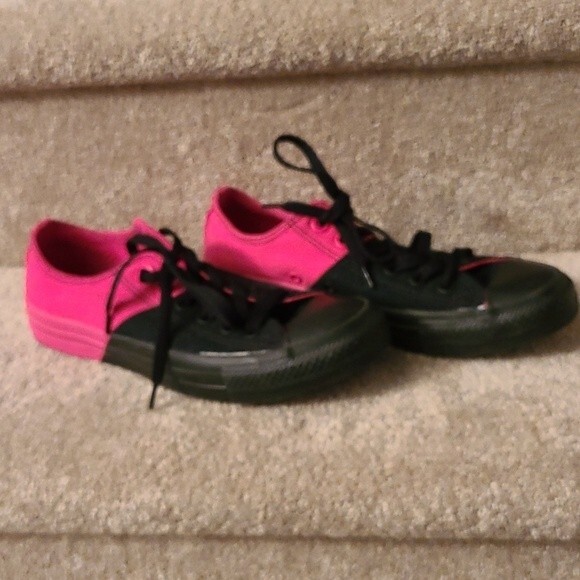 Converse All Star Chucks Women's Size 7 Pink and Black - Picture 1 of 7